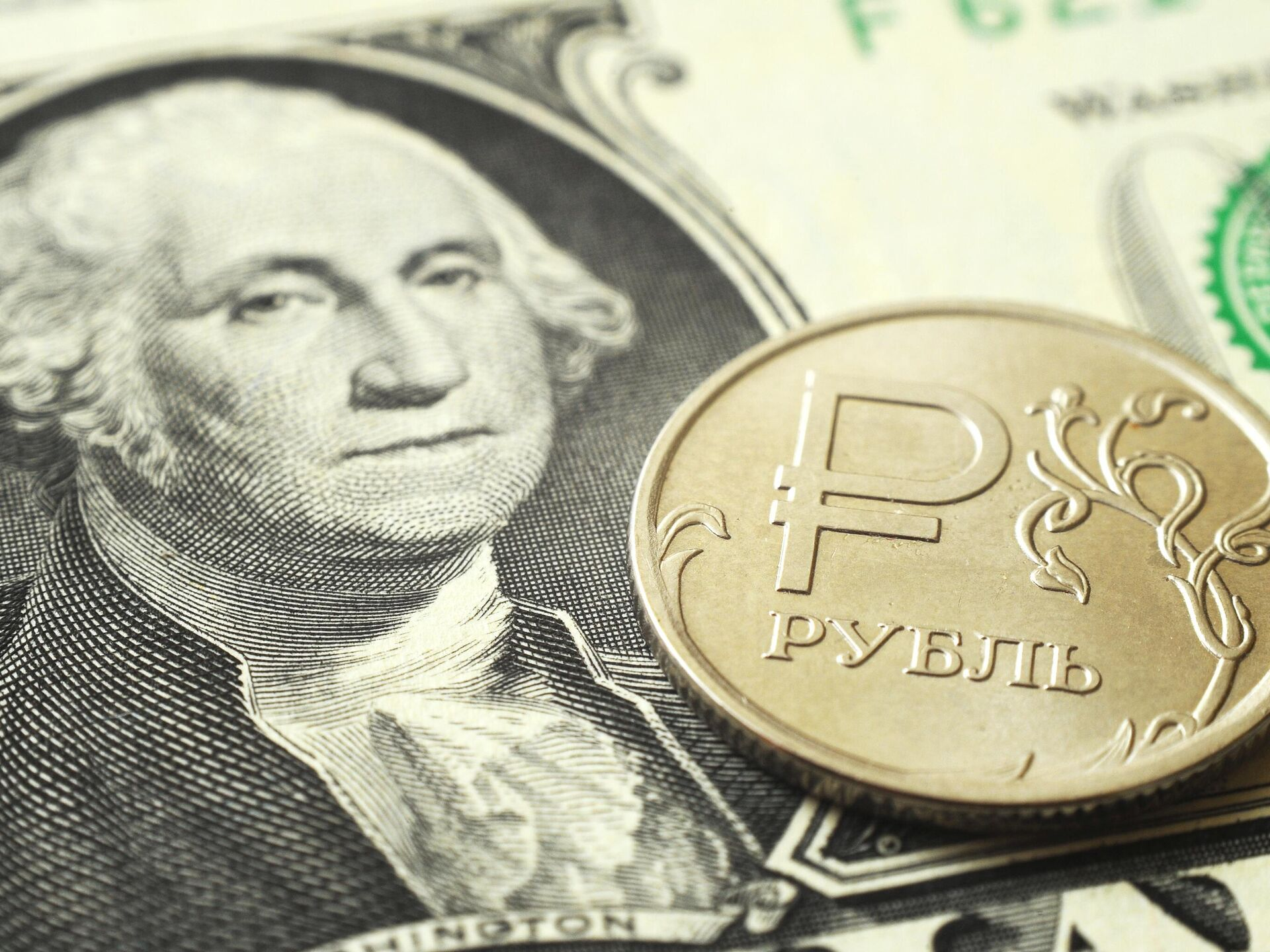 Рубль подрастает на FX и пытается закрепиться в плюсе на внутреннем рынке